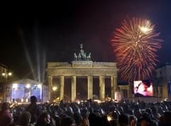 Insgesamt eine Million Menschen verfolgen in der Silversternacht das Feuerwerk, das über dem Brandenburger Tor in Berlin abgebrannt wird. Trotz Kälte und grauen Himmels kamen viele Berliner und Besucher der Hauptstadt auf die Festmeile. (Foto: dpa)