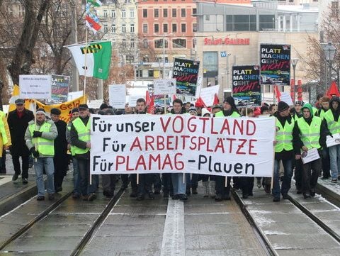 Mitarbeiter des insolventen Druckmaschinenherstellers Manroland demonstrieren in Plauen fuer den Erhalt ihres Unternehmens. (FOTO: DPA)