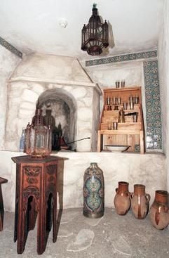 Eine orientalische Küche mit traditionellen Gerätschaften aus arabischen Ländern auch zum Kaffeebereiten gehört zu den Exponaten des ersten deutschen Kaffeemuseums, das am 30.01.1999 eröffnet wurde. (Foto: dpa)
