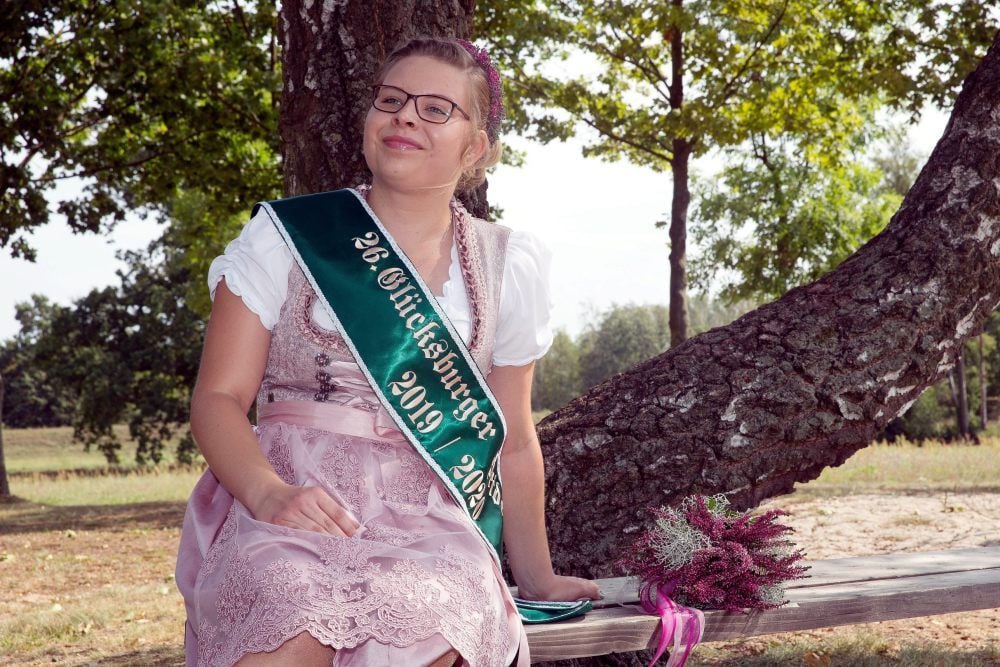 Nach der Kürung beim Heidefest in Schweinitz: Die 26. Heidekönigin der Glücksburger Heide, Sara Löbnitz