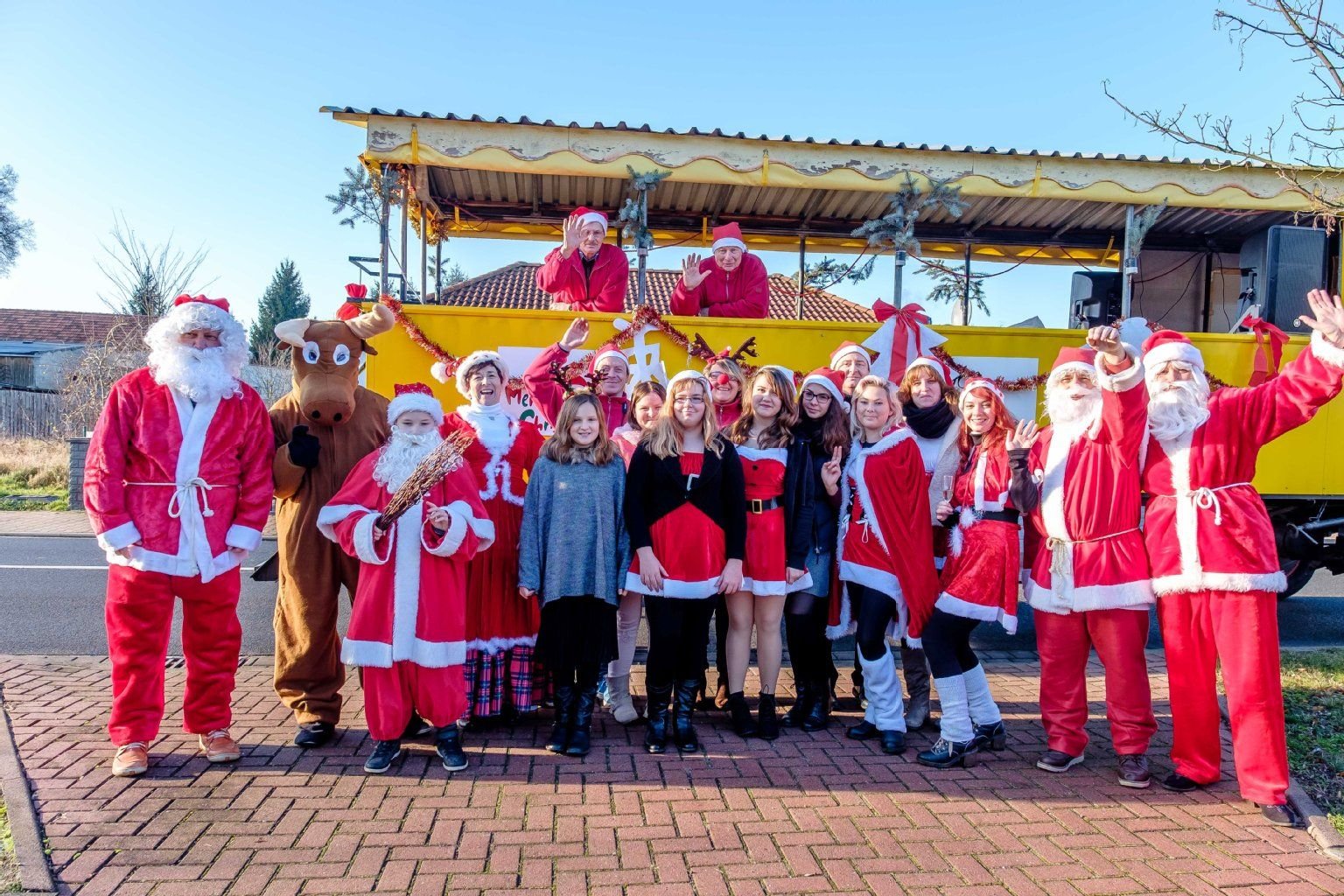 Ein Foto der Jecken bei der Weihnachtsmannparade in Möhlau.