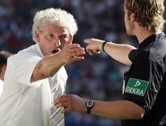Klaus Toppmöller (l) diskutiert am 1. Spieltag mit Schiedsrichter Hoyzer. Im deutschen Profi-Fußball sind offenbarmehrere Spiele durch Schiedsrichter Robert Hoyzer manipuliert worden. (Foto: dpa)