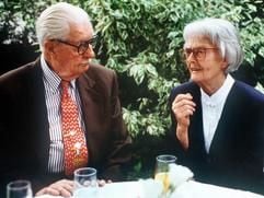 Die Comic-Übersetzerin Erika Fuchs unterhält sich mit Carl Barks, dem Erfinder der Figur Donald Duck, während seines Deutschland-Aufenthaltes in München (Archivfoto von 1994). Die «Micky Maus»-Übersetzerin Erika Fuchs ist am Freitag (22.04.2005) im Alter von 98 Jahren in München gestorben. (Foto: dpa)