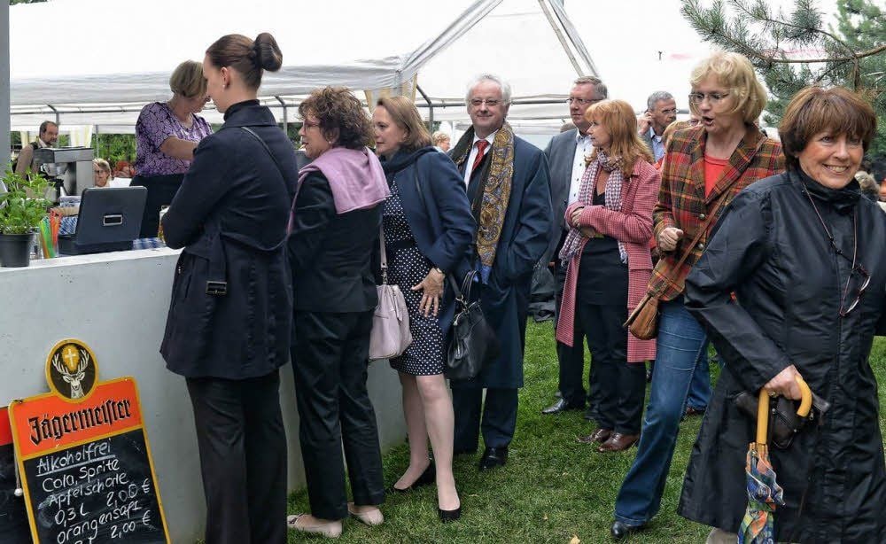 Auch Dessaus scheidender Oberbürgermeister Klemens Koschig (Mitte) kam zum Weill-Sommerfest.