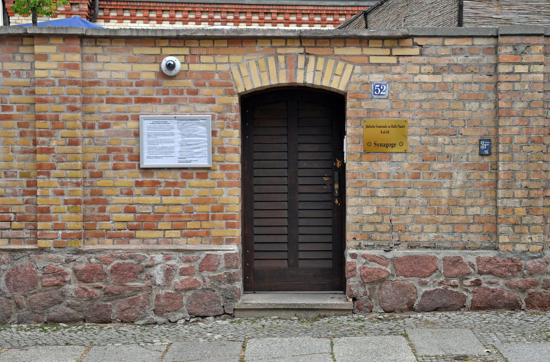 Die Eingangstür zur Synagoge in Halle, in der Rechtsextremist vergeblich versuchte einzudringen