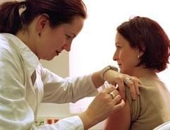 Eine Ärztin impft eine Patientin gegen Grippe. (Foto: dpa)