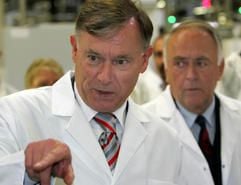 Bundespräsident Köhler gestikuliert im Beisein von Ministerpräsident Böhmer beim Solarzellenproduzenten «Q-Cells AG» in Thalheim (Kreis Bitterfeld). (Foto: dpa)