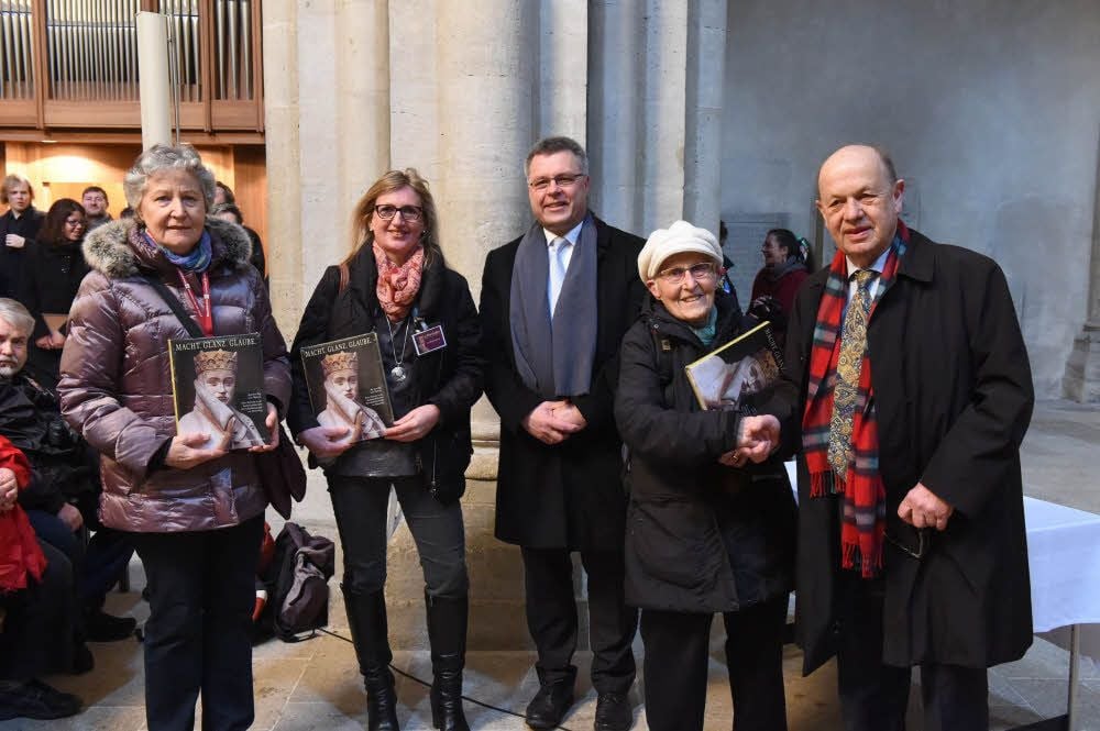 Uta Wagner, Uta Westermann und Uta Ewald werden im Naumburger Dom von Oberbürgermeister Bernward Küper und Dechant Curt Becker (v.l.) geehrt.