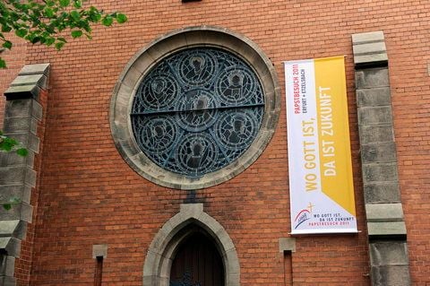 Eine Fahne, die auf den Besuch von Papst Benedikt XVI. hinweist, hängt an der Wallfahrtskapelle Etzelsbach in der Nähe von Steinbach im Eichsfeld. (FOTO: DAPD)