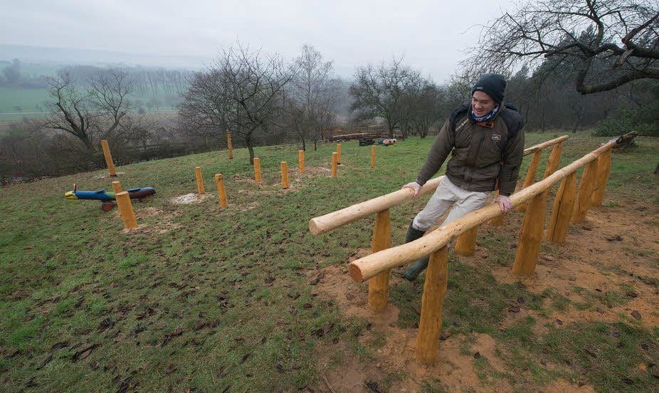 Diese Natur-Reck, an dem sich „Bufdi“ Josha Weber ausprobiert, entstand auf dem Trappenberg-Gelände.