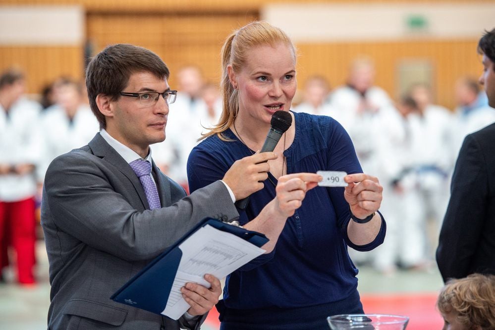 Ex-Olympionikin Annett Böhm und Jakob Schiek (SG Friesen Naumburg) bei der Gewichstklassen-Auslosung.