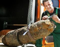 Der Leiter des Kampfmittelbeseitigungsdienstes Sachsen, Thomas Lange, steht am Donnerstag (31.05.2007) neben einer amerikanischen drei Zentner Fliegerbombe aus dem zweiten Weltkrieg, die er kurz vorher entschärft hat. (Foto: dpa)