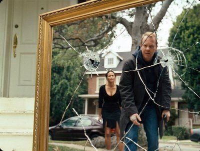 Ben (Kiefer Sutherland) will seiner Frau Amy (Paula Patton) in einer Szene von «Mirrors» beweisen, welche Gefahr von den Spiegeln ausgeht. Ex-Cop Ben versucht nach Alkoholabstürzen wieder Boden unter die Füße zu bekommen und verdingt sich als Nachtwächter - nicht ahnend, dass der Job ihn und seine ganze Familie in tödliche Gefahr bringt. (Foto: dpa)