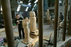 Zwei Häftlinge der Justizvollzugsanstalt Bremen-Oslebshausen arbeiten mit Holzhammer und Beitel in der Bildhauerwerkstatt auf dem Gefängnisgelände an ihren Holzfiguren (Foto vom 06.11.2003). Die Bildhauerwerkstatt der JVA Bremen wurde 1978 zusammen mit der Hochschule für bildende Künste Braunschweig eingerichtet. Anders als in anderen Gefängnissen geht es hier nicht nur um Therapie, sondern auch um eine kreative Alternative zu Stücklohn-Beschäftigungen auf dem Anstaltsgelände. Seit Mittwoch (29.09.2004) zeigt die JVA Bremen ausgewählte Skulpturen ehemaliger Häftlinge auf einem Grünstreifen hinter dem Anstaltsgelände. (Foto: dpa)