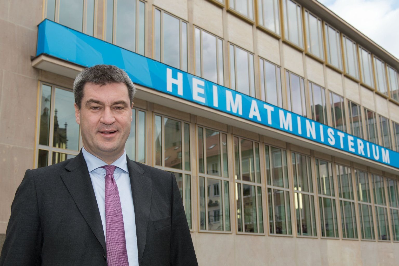 Markus Söder vor dem Heimatministerium in Nürnberg.