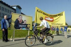Aktivisten der Umweltschutzorganisation Greenpeace demonstrieren vor dem Firmensitz der Molkerei Müller-Milch in Aretsried (Kreis Augsburg) gegen die Verfütterung von verändertem Gen-Mais an Milchkühe. (Foto: dpa)