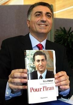 Ali Reza Pahlavi, der Sohn des früheren Schahs von Persien, präsentiert sein Buch «Pour l'Iran» (Für Iran) (Foto: dpa)