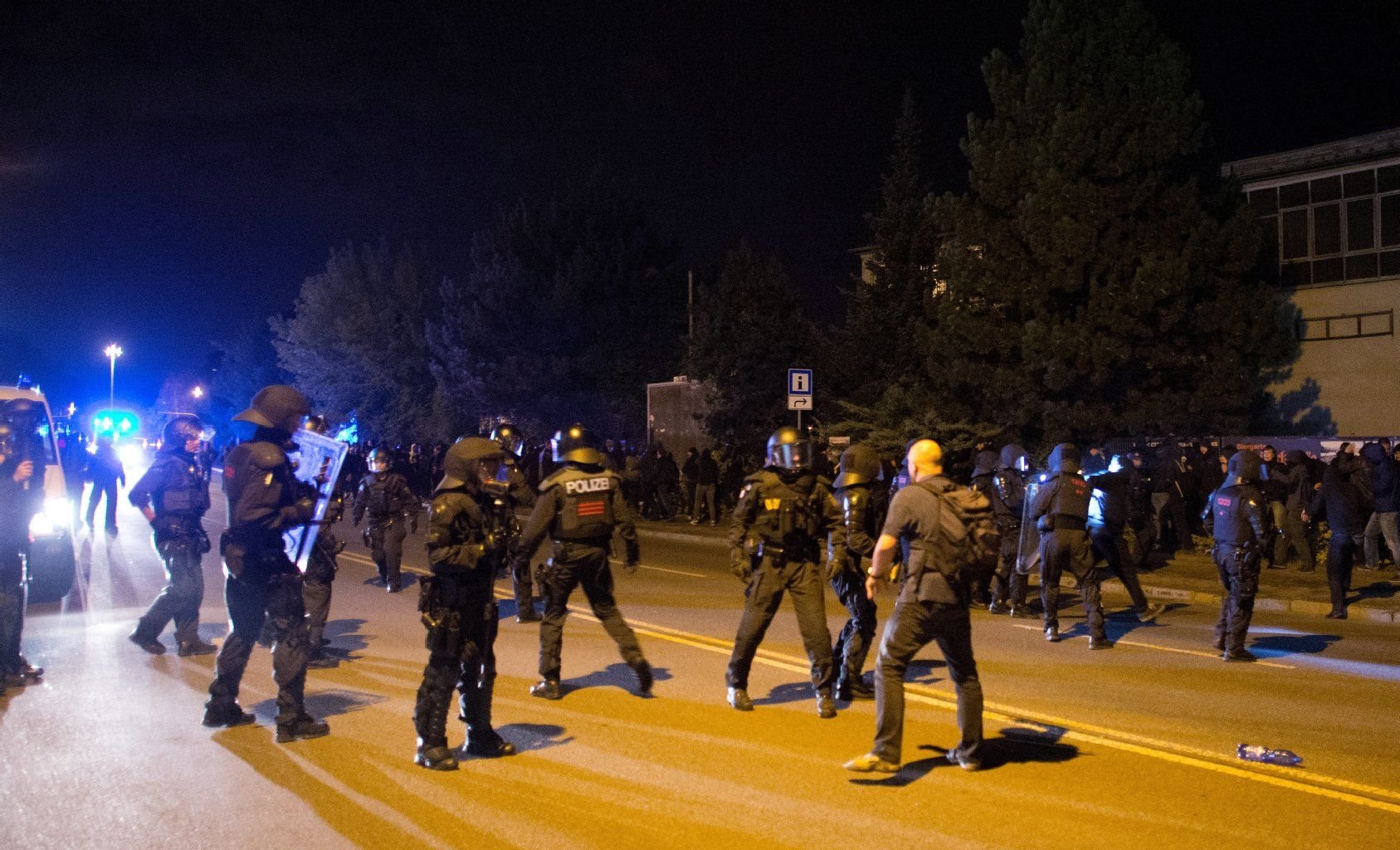 Linke Demonstranten und die Polizei treffen in Heidenau (Sachsen) aufeinander.