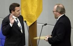 Bundeskanzler Gerhard Schröder (SPD) leistet am Dienstag im Reichstag in Berlin seinen Amtseid auf das Grundgesetz.)