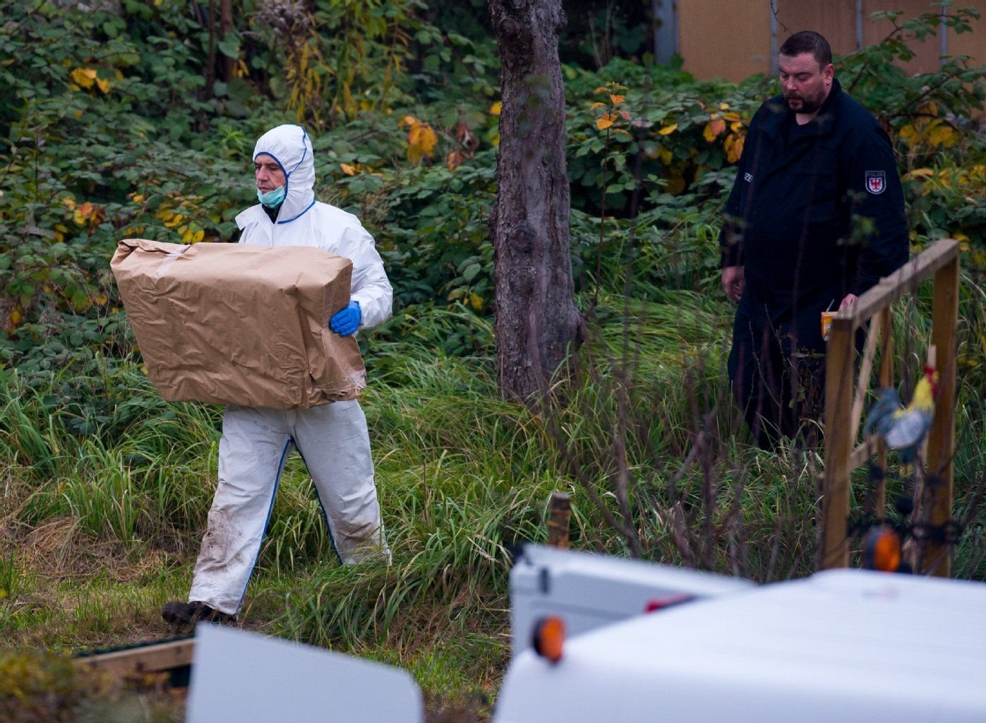 Bei der Suche nach der Leiche des kleinen Elias in der Gartenlaube hatte die Polizei am Freitag ein Paket gefunden.