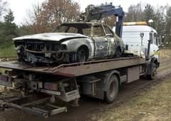 Das ausgebrannte Fluchtauto der Räuber auf einem Abschleppwagen in der Nähe von Dolle bei Stendal. Das Auto wurde in etwa drei Kilometern Entfernung vom Tatort gefunden, wo die Räuber in ein anderes Fluchtfahrzeug umstiegen. Den ersten Wagen ließen die Räuber ausbrennen, um Spuren zu verwischen. (Foto: dpa)