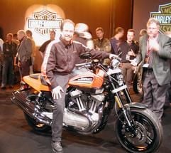 Design-Anleihen von der Rennstrecke: Mit der Studie XR1200 will Harley-Manager Bill Davidson die Reaktionen der Kundschaft testen. (Foto: Heiko Haupt/dpa/gms)