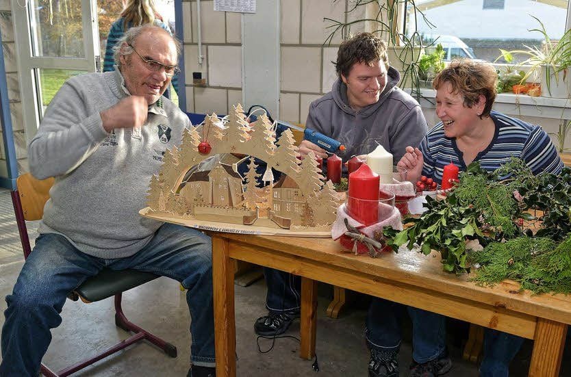 Auch Schwibbögen mitheimatlichen Motiven und Adventsgestecke gehören zu den Angeboten am Sonnabend.