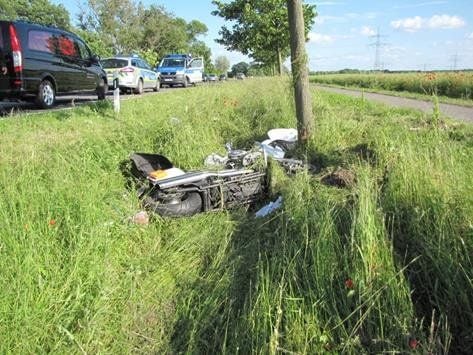 Ein 32-Jähriger Motorradfahrer kam am frühen Samstagabend auf der B 189 von der Fahrbahn ab und prallte mit seinem Fahrzeug gegen einen Baum.