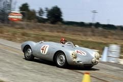Beginn einer langen Motorsport-Tradition - mit dem 550 Spyder errang Porsche weltweit Rennerfolge - hier Rennfahrer Hans Herrmann auf dem Kurs in Sebring in den USA. (Foto: dpa)