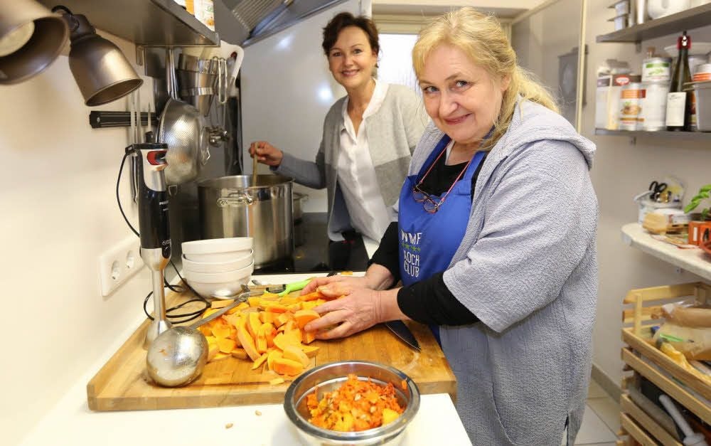 Köchin Christine Gryga (vorn) bereitet im Bistro Suppines von Ines Schmidt an der Jüdenstraße Kürbissuppe zu.