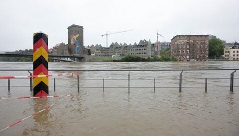 Ein Grenzpfahl steht am Dienstag in Görlitz im deutsch-polnischen Grenzfluss Neiße. Im Hintergrund ist die polnische Stadt Zgorzelec zu erkennen. (FOTO: DPA)