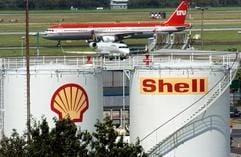 Ein Flugzeug der LTU fährt auf dem Düsseldorfer Flughafen hinter den Kerosinlagern des Airports. (Foto: dpa)