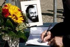 Bewegender Abschied von Luciano Pavarotti: TausendeMenschen sind seit Donnerstagabend in die Kathedrale von Modenageströmt, um dem italienischen Startenor die letzte Ehre zu erweisen. (Foto: dpa)