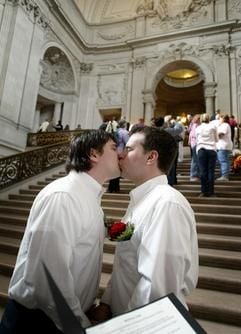 Peter Waldran (l.) heiratet in San Francisco seinen Partner Ken McKinney (r.). (Foto: dpa)