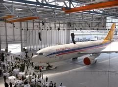 Ein ausgedienter Airbus A 300 rollt am Donnerstag (06.07.2006) in Dresden zur Einweihung einer 6.300 Quadratmeter großen Halle der EADS EFW (Elbe Flugzeugwerke GmbH) ein. (Foto: dpa)