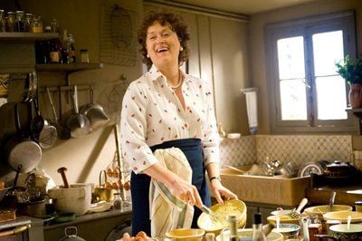 Die berühmte Kochbuchautorin Julia Child (Meryl Streep) probiert im Kinofilm «Julie & Julia» ein neues Rezept aus. Julie, eine junge Frau der Gegenwart, kocht die Rezepte von Julia Child aus den 1950er Jahren innerhalb eines Jahres nach und dokumentiert ihre Erfahrungen in einem Internet-Blog. (FOTO: DPA)