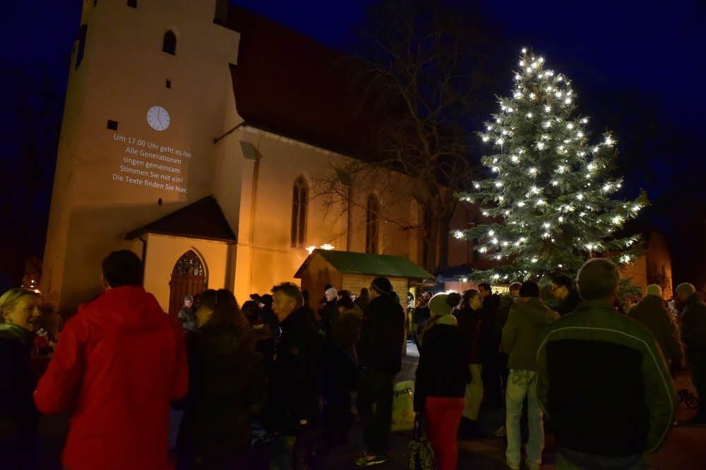 Weihnachtssingen ganz einfach: Die Texte werden von der Kirchenwand abgelesen (oben)Die goldenen Kochlöffel hat sich der Verein Drei Türme geholt.
