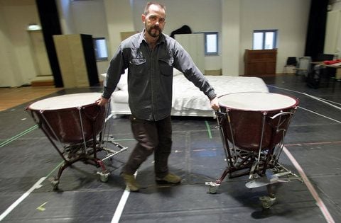 Axel Arnhold, der Orchesterwart am Theater der Landeshauptstadt in Magdeburg, rollt zwei Pauken durch einen Probenraum. (FOTO: DPA)