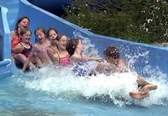 Viel Spaß auf der Riesenrutsche haben Kinder im Strandbad am Arendsee im Norden Sachsen-Anhalts. (Foto: dpa)