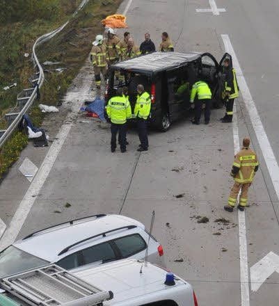 Der Kleinbus krachte gegen die rechte Leitplanke.
