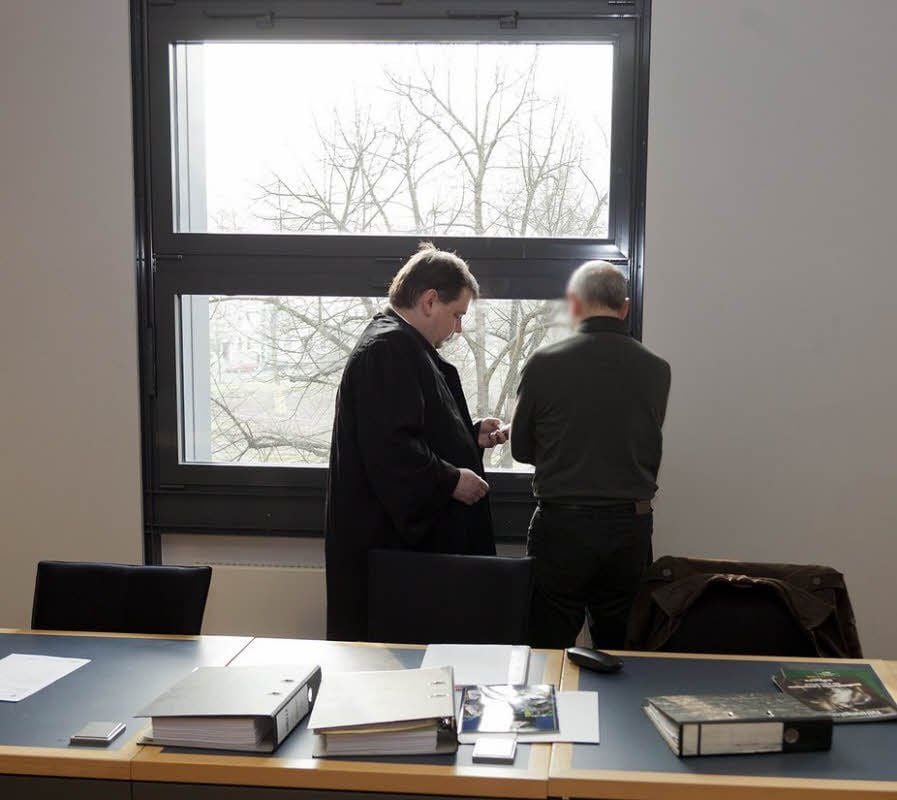 Polizist Herbert G. mit seinem Verteidiger Olaf Schröder vor dem Landgericht Magdeburg .