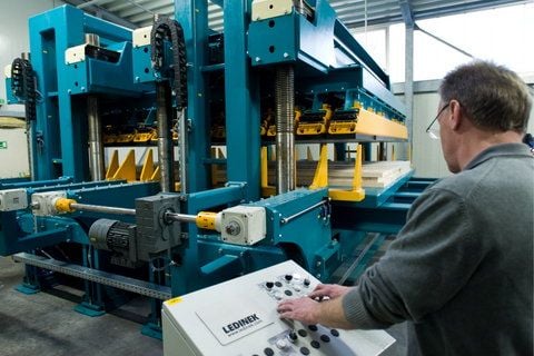 Ein Mitarbeiter des Holzbauers Benkenwood Gardelegen GmbH arbeitet in Gardelegen in der neuen Forschungs- und Entwicklungswerkstatt an einer Presse zur Herstellung Brettsperrholz für den Hausbau. (ARCHIVFOTO: DAPD)