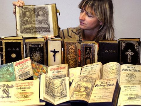In der Marienbibliothek in Halle/Saale präsentiert die Leiterin Anke Fiebiger Gesangbücher vom 16. bis 19. Jahrhundert. (FOTO: DPA)