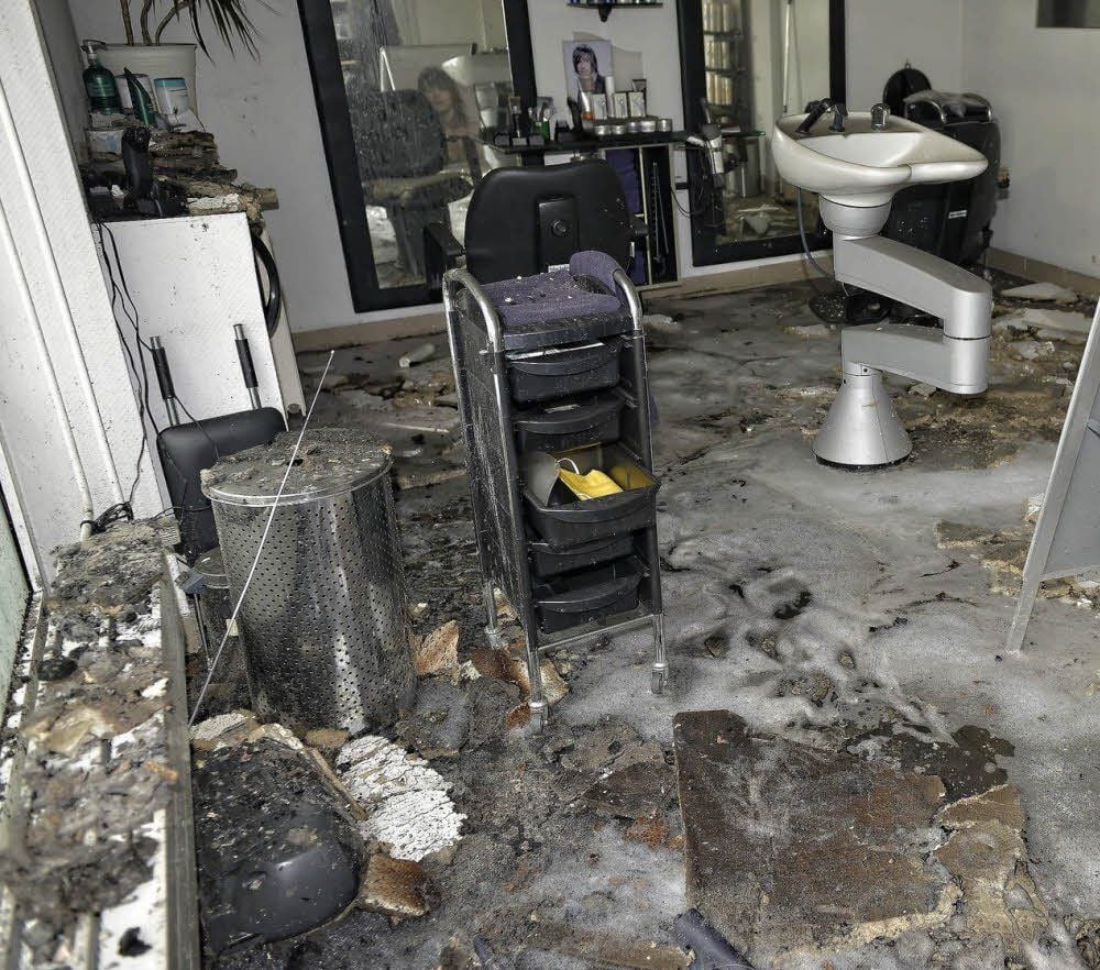 Löschwasser hat den Frisörsalon „eingeschäumt“.