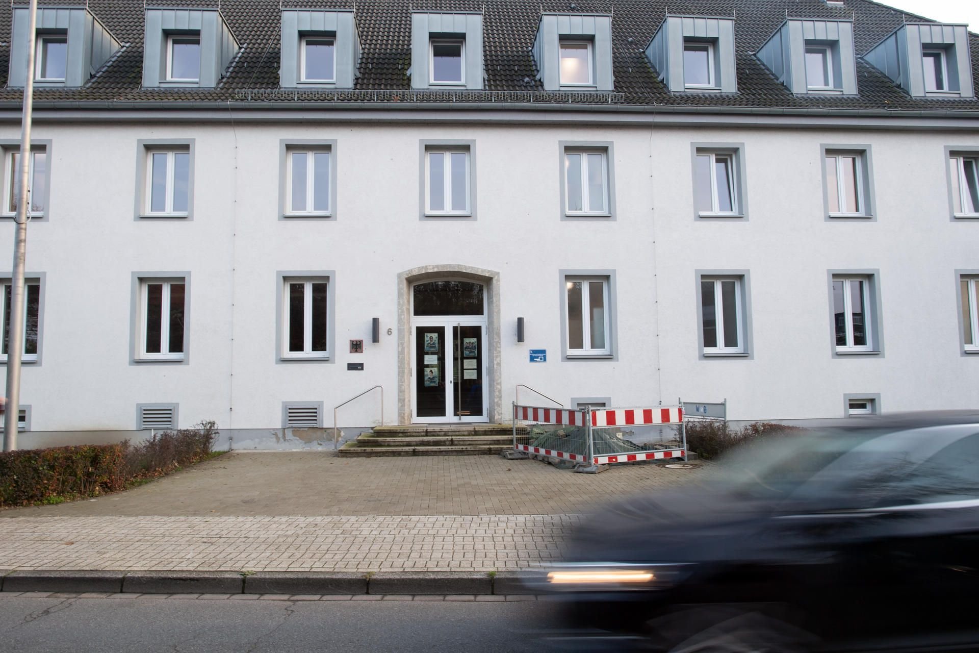 Ein Auto fährt am Zollamt vorbei. Bei einem spektakulären Einbruchscoup in Emmerich am Niederrhein haben vier Männer rund 6,5 Millionen Euro erbeutet.