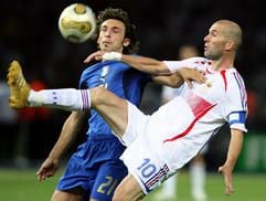 Andrea Pirlo (l.) im Zweikampf mit Zinedine Zidane. (Foto: dpa)