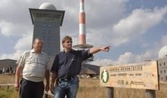 Brockenwirt Hans Steinhoff (l) und sein Sohn Daniel stehen auf dem Brocken vor dem Brockenhotel (Foto: dpa)