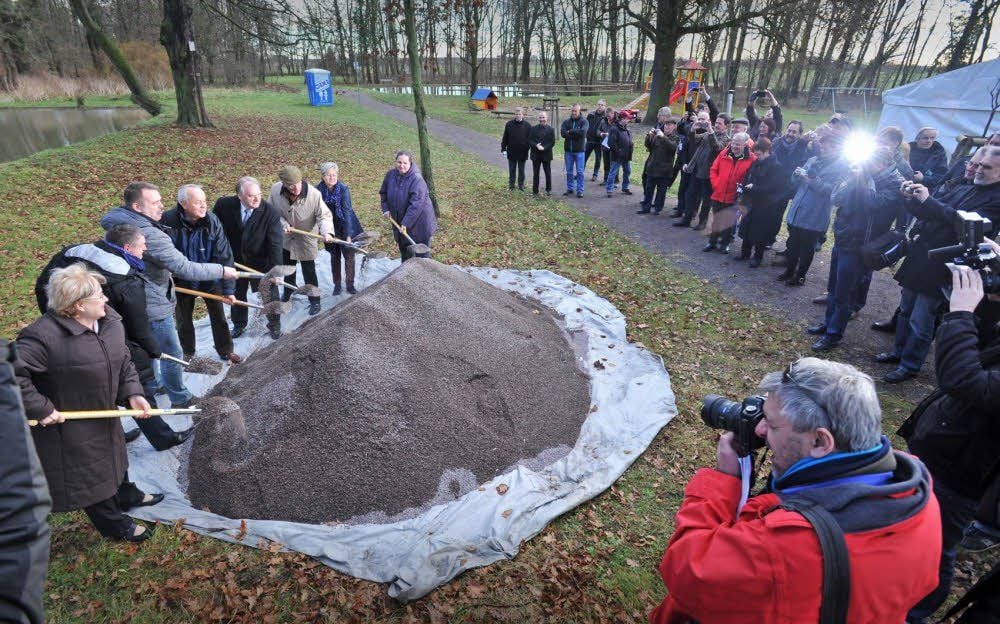 Der offizielle Spatenstich für den Polderbau in Rösa wird von vielen Menschen aufmerksam verfolgt.