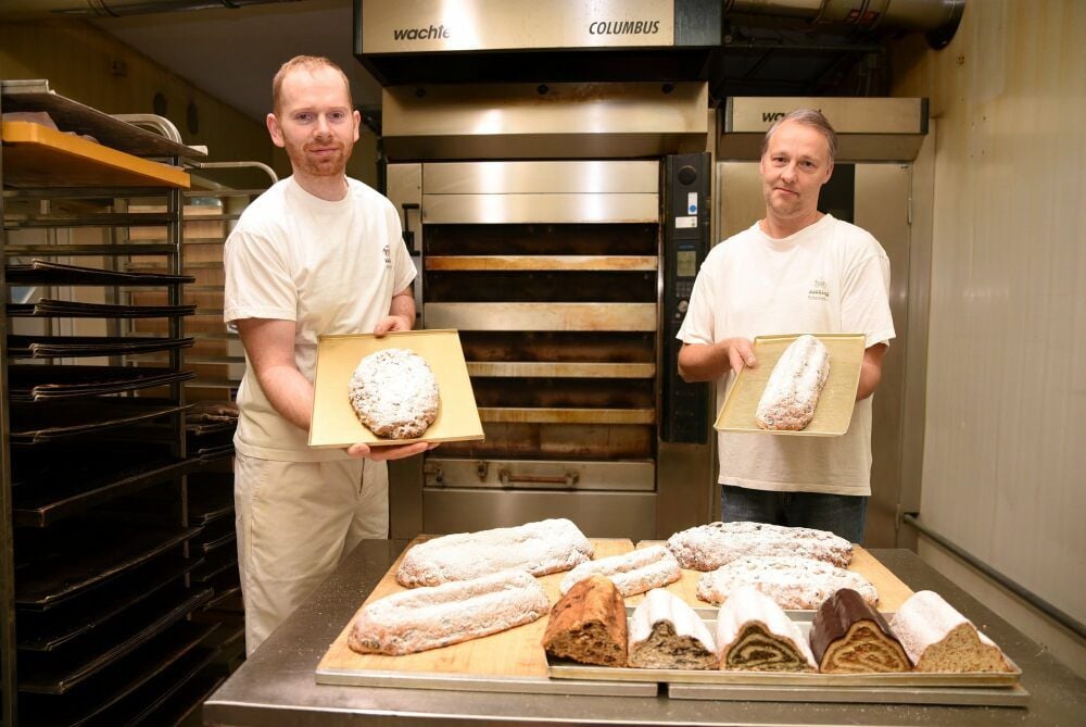 Sascha Schernekau (li.) und Andreas Keil präsentieren ihren Gewinner - die Meisterstolle.