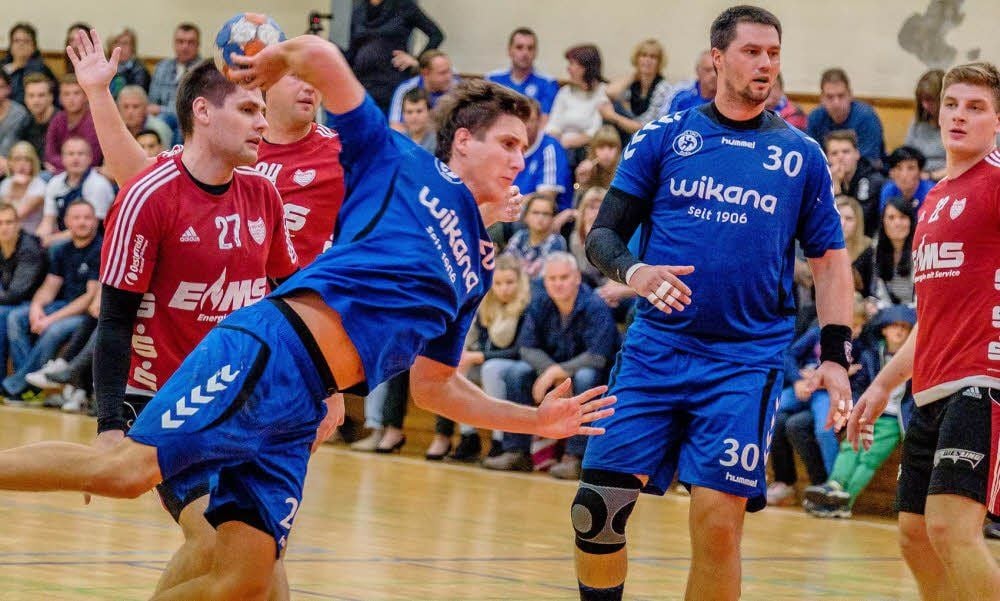 Der Radiser Max Ziemann (beim Wurf) plagt sich noch ein bisschen mit einer Fußverletzung herum. Sein Einsatz gegen Aufsteiger SV Plauen-Oberlosa ist aber nicht in Gefahr. Der Anpfiff zum Spiel in der Mitteldeutschen Oberliga fällt am Sonnabend um 18 Uhr in Gräfenhainichen.